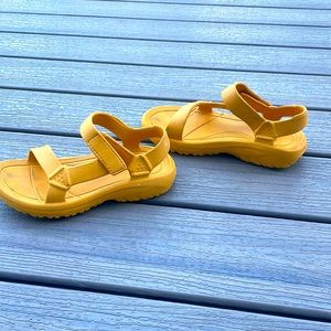 Teva hurricane drift sandal unisex, size 7-8 women’s